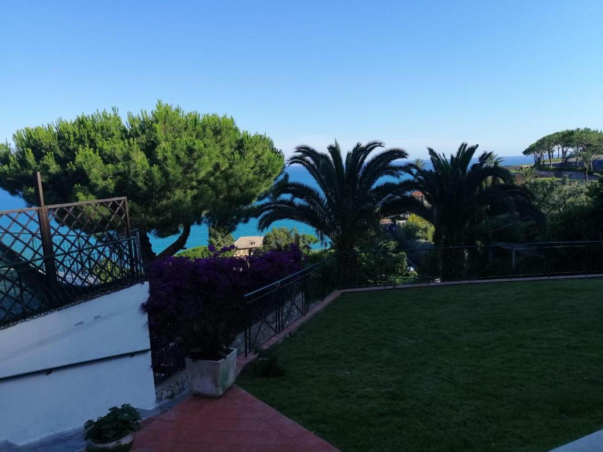 Agriturismo Un Mare Di Fiori 文蒂米利亚 外观 照片