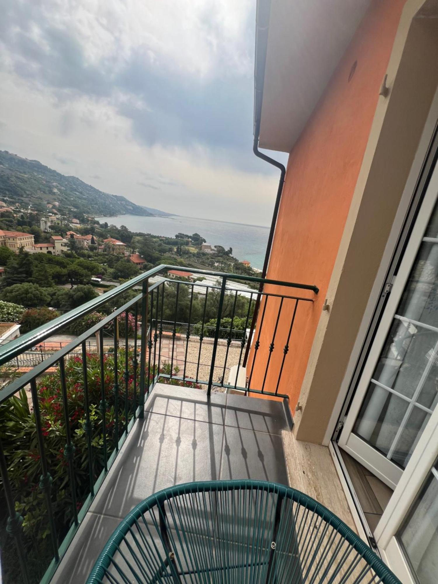 Agriturismo Un Mare Di Fiori 文蒂米利亚 外观 照片