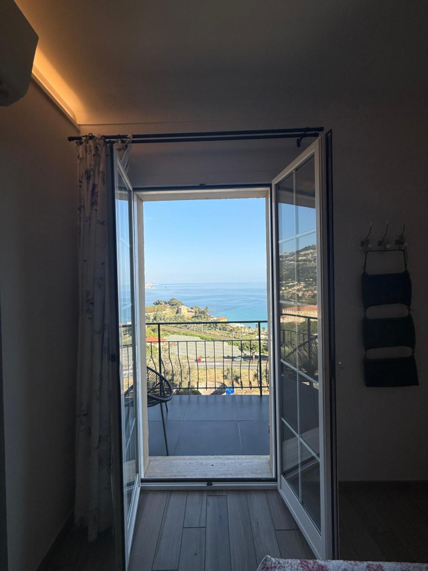 Agriturismo Un Mare Di Fiori 文蒂米利亚 外观 照片