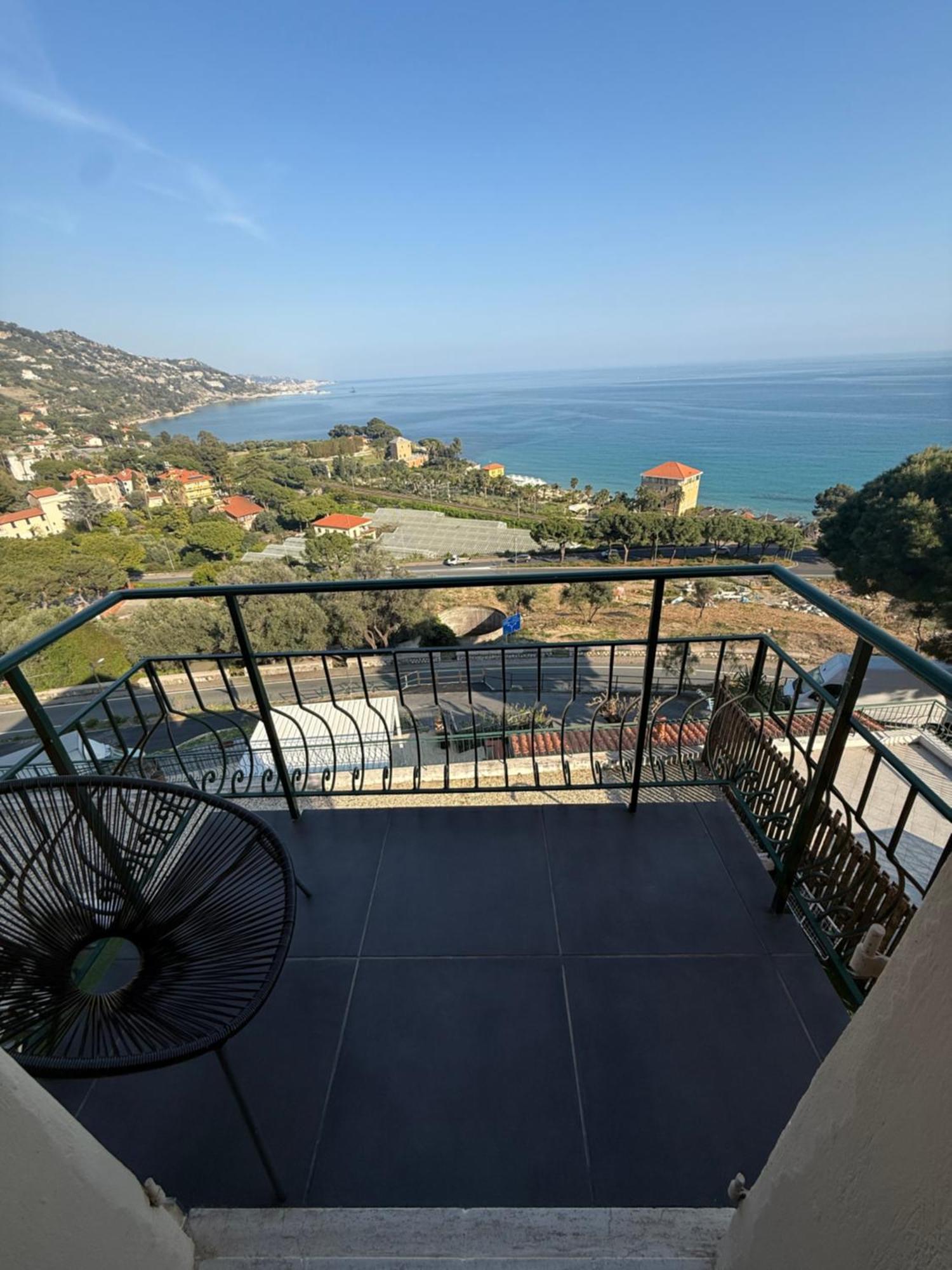 Agriturismo Un Mare Di Fiori 文蒂米利亚 外观 照片