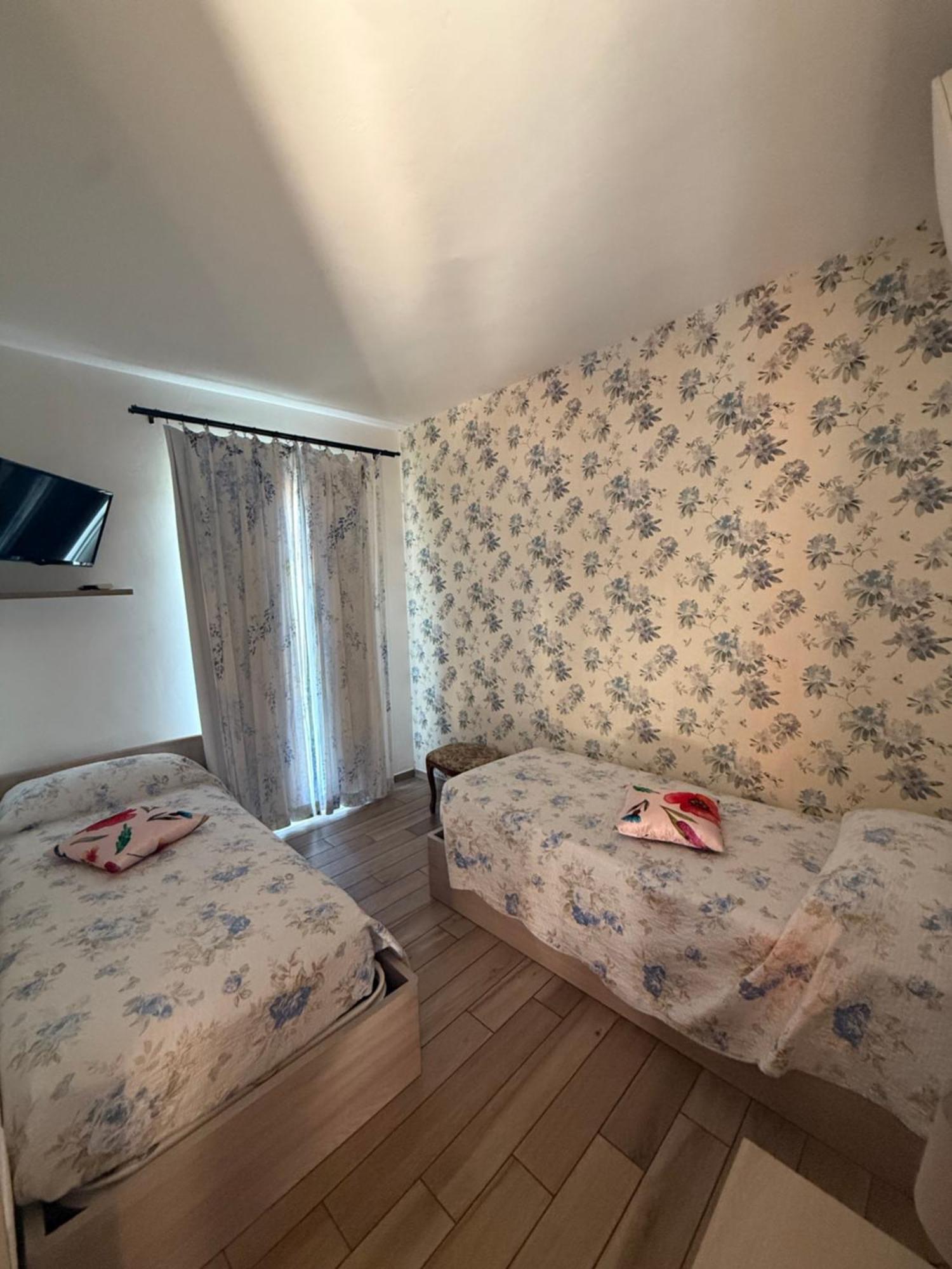 Agriturismo Un Mare Di Fiori 文蒂米利亚 外观 照片