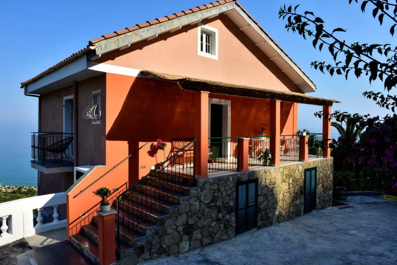 Agriturismo Un Mare Di Fiori 文蒂米利亚 外观 照片