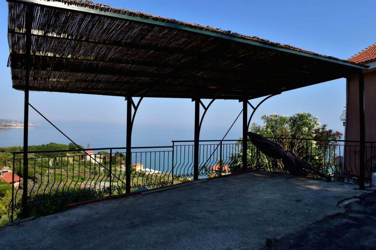 Agriturismo Un Mare Di Fiori 文蒂米利亚 外观 照片
